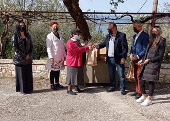 Εξήντα λαμπάδες στα παιδιά του ορφανοτροφείου της Ι.Μ. Ντουραχάνης από τους Ορίζοντες Ηπείρου