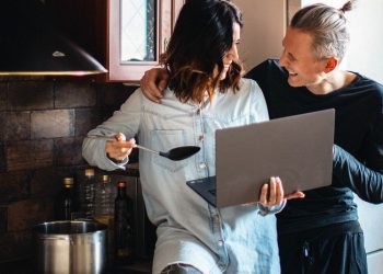 Θα φανταζόσασταν τη ζωή σας στην πανδημία χωρίς κινητό και ίντερνετ;