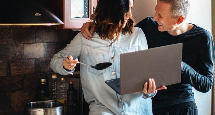 Θα φανταζόσασταν τη ζωή σας στην πανδημία χωρίς κινητό και ίντερνετ;