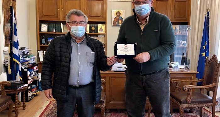 Tιμητική πλακέτα στον Περιφερειάρχη Ηπείρου κ. Αλέξανδρο Καχριμάνη από τον Πολιτιστικό Σύλλογο «Κωστηλάτα»