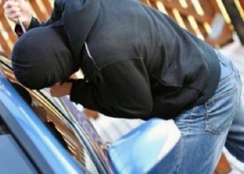 Παραβίασε πόρτα αυτοκινήτου και εκλεψε χρήματα, κινητά και κοσμήματα
