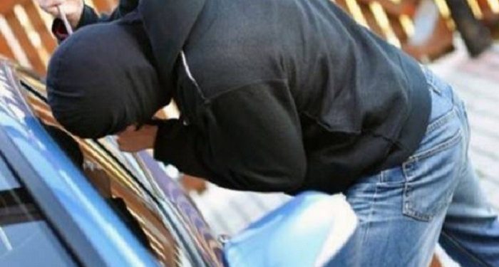 Παραβίασε πόρτα αυτοκινήτου και εκλεψε χρήματα, κινητά και κοσμήματα