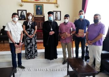 Επίδοση δώρου-ευλογίας στους πρωτεύσαντες μαθητές των τριών τάξεων του Γ.Ε.Λ. Βελλάς