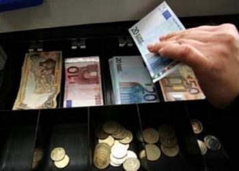 Aνήλικα μπήκαν σε κατάστημα και πήραν από το ταμείο 45 ευρώ