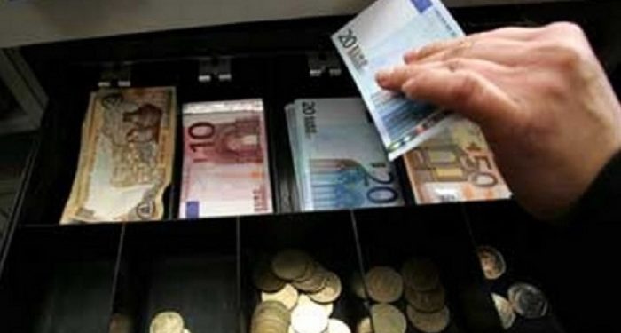Aνήλικα μπήκαν σε κατάστημα και πήραν από το ταμείο 45 ευρώ