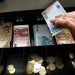 Aνήλικα μπήκαν σε κατάστημα και πήραν από το ταμείο 45 ευρώ
