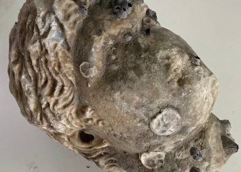Πρέβεζα: Ανασύρθηκε από τον βυθό κεφαλή αγάλματος Ρωμαϊκών χρόνων