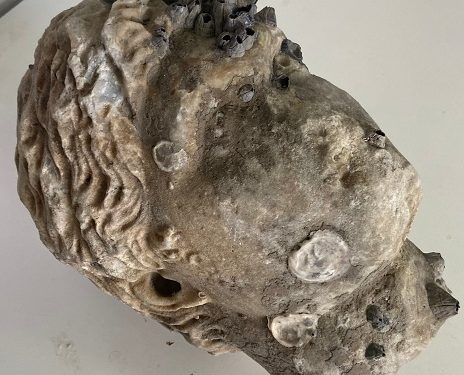 Πρέβεζα: Ανασύρθηκε από τον βυθό κεφαλή αγάλματος Ρωμαϊκών χρόνων