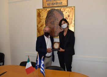 Συνάντηση εργασίας του Προέδρου του Επιμελητηρίου Θεσπρωτίας με την Πρέσβειρα της Ιταλίας στην Ελλάδα, στα γραφεία του Επιμελητηρίου.