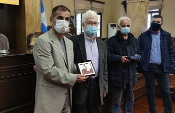 Το μετάλλιο της πόλης στους βετεράνους του ΠΑΣ και στον Ζντένκο Μουφ