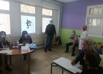 Aυξημένη προσέλευση στους εμβολιασμούς στο Κλειστό Γυμναστήριο Καλπακίου