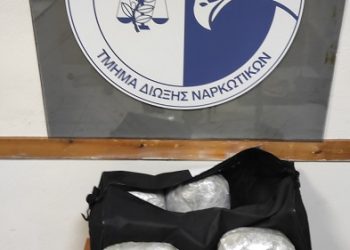Μετέφερε σε σάκο δέματα με ναρκωτικά