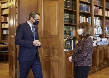 Διάλογος του Πρωθυπουργού Κυριάκου Μητσοτάκη με την Πρόεδρο της Δημοκρατίας Κατερίνα Σακελλαροπούλου κατά την έναρξη της συνάντησής τους