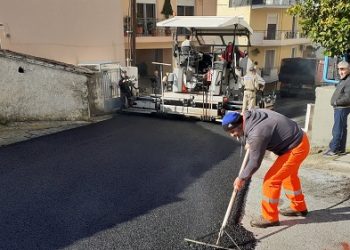 Νέα ασφαλτόστρωση με αντιολισθηρή στρώση ασφάλτου στην οδό Μικράς Ασίας