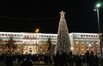 Φωταγωγήθηκε η κεντρική πλατεία και το Χριστουγεννιάτικο δέντρο