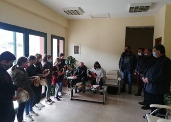 Κάλαντα από μαθητές στο Δημαρχείο Πωγωνίου