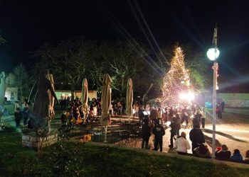 Φωταγώγηση του χριστουγεννιάτικου δέντρου στην κεντρική πλατεία Κόνιτσας