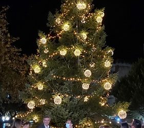 Η Υφυπουργός Τουρισμού, Σοφία Ζαχαράκη, «άναψε» το Χριστουγεννιάτικο Δέντρο της πόλης της Άρτας