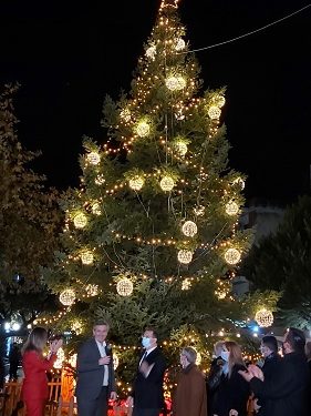 Η Υφυπουργός Τουρισμού, Σοφία Ζαχαράκη, «άναψε» το Χριστουγεννιάτικο Δέντρο της πόλης της Άρτας