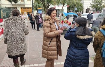 Ένα κόκκινο τριαντάφυλλο για την Ημέρα της Γυναίκας