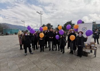Σιωπηρή διαμαρτυρία για τις γυναικοκτονίες από την «Ενότητα Πολιτών Νέα Γιάννενα»