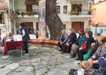 Βυζαντινή Άρτα: Αναβίωση του εθίμου του βαψίματος των αυγών στην πλατεία του Αγίου Νικολάου.