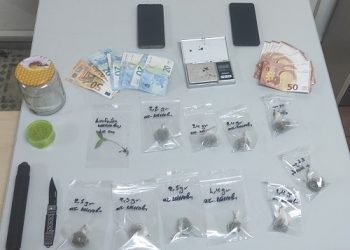 Συνελήφθησαν στο Ιωάννινα δύο ημεδαποί, που κατηγορούνται για κατοχή και διακίνηση ναρκωτικών, παράνομη οπλοκατοχή και παραχάραξη νομίσματος