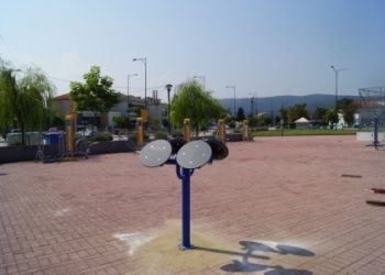 Όργανα εκγύμνασης για άτομα με αναπηρίες στο υπαίθριο γυμναστήριο στην Ελεούσα