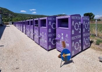 Μωβ κάδοι για ανακύκλωση ρούχων και υποδημάτων