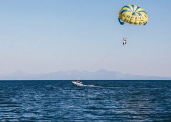 Σύβοτα: Γυναίκα σκοτώθηκε ενώ έκανε αλεξίπτωτο θαλάσσης – Έσπασε ιμάντας από μπουρίνι
