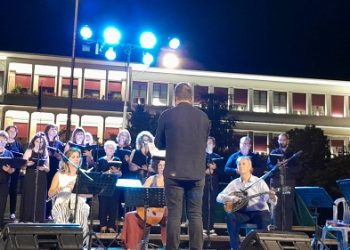 To χειροκρότημα του κοινού απέσπασαν η Νεανική Χορωδία και η Χορωδία Ενηλίκων του Δήμου Κόνιτσας