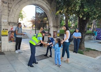 Ενημερωτικά φυλλάδια τροχαίας και σχολικά προγράμματα με σελιδοδείκτες διανεμήθηκαν από αστυνομικούς σε μαθητές και γονείς