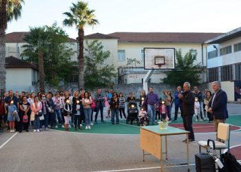 Δεκάδες μέλη των χορευτικών τμημάτων του Δήμου Πρέβεζας άνοιξαν το χορό της νέας χρονιάς μετά τον αγιασμό παρουσία του Δημάρχου