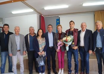 Ο Στέφανος Ντούσκος με τους μαθητές του Γυμνασίου Ελεούσας