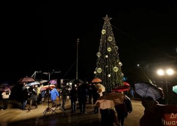Φωταγωγήθηκε η πλατεία και το Χριστουγεννιάτικο δέντρο