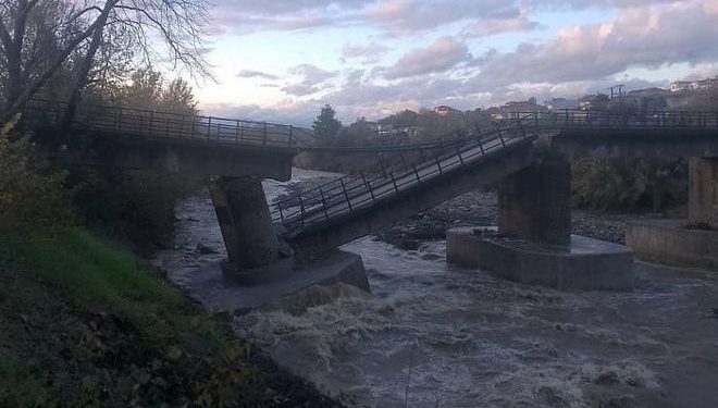 Κατάρρευση γέφυρας Κομποτίου και πλημμύρες στα χωριά του Αχελώου