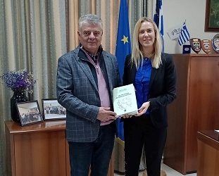 Επίσκεψη της Πληρεξουσίου της Αναγνωστοπουλείου Γεωργικής Σχολής στον Δήμαρχο Κόνιτσας