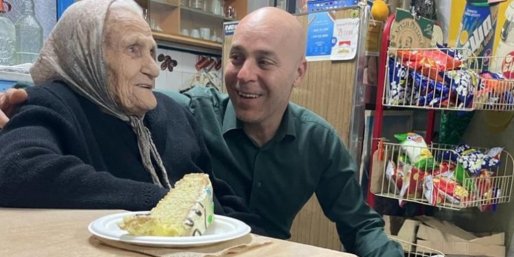 Σε έξι μικρά χωριά των Ιωαννίνων έκοψε βασιλόπιτες ο Γιώργος Αμυράς