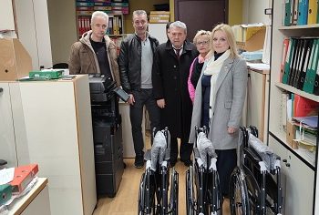 Τρία αναπηρικά αμαξίδια παρέδωσε στο Δήμο η Ένωση Πυροσβεστικών Υπαλλήλων Ηπείρου