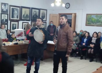 Kοπή της πρωτοχρονιάτικης πίτας στο Δελβινάκι