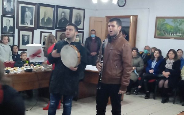 Kοπή της πρωτοχρονιάτικης πίτας στο Δελβινάκι