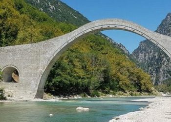 Αγιασμός των υδάτων στο ιστορικό γεφύρι της Πλάκας