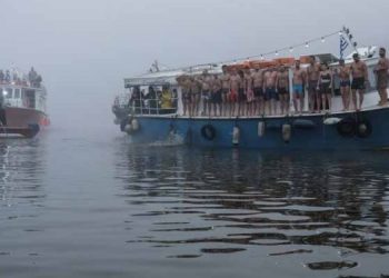 Θεοφάνεια: Ο 21χρονος Γιώργος Γκούντας έπιασε το Σταυρό