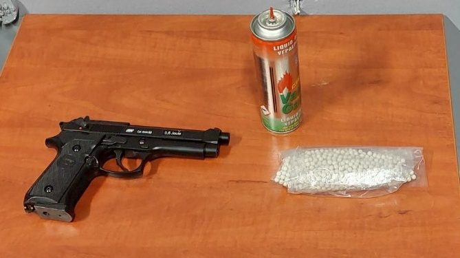 Anνήλικος μαθητής πυροβόλησε με αεροβόλο αστυνομικό