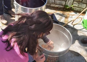 Βυζαντινή Άρτα: Αναβίωση του εθίμου του βαψίματος των αυγών, στην πλατεία του Αγίου Νικολάου