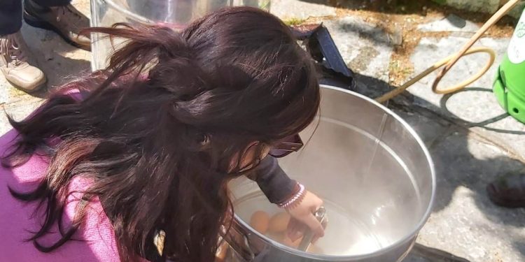 Βυζαντινή Άρτα: Αναβίωση του εθίμου του βαψίματος των αυγών, στην πλατεία του Αγίου Νικολάου