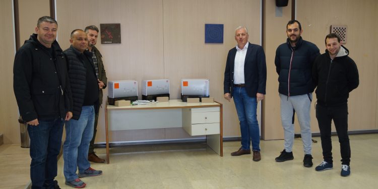 Ο Δήμος Ζίτσας παρέδωσε απινιδωτές στους Αθλητικούς – ποδοσφαιρικούς Συλλόγους