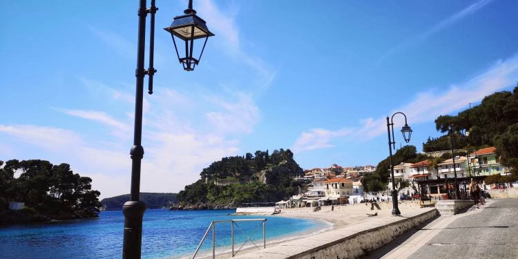 Νέος φωτισμός στην παραλία της Πάργας