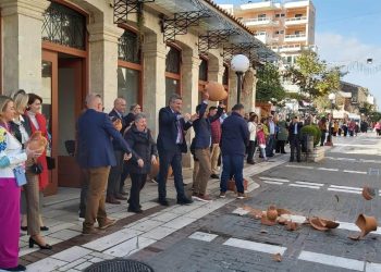 Αναβίωση του εθίμου της πρώτης Ανάστασης με κανάτες και πιάτα στο κέντρο της Άρτας