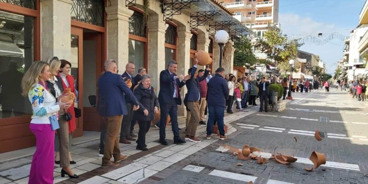 Αναβίωση του εθίμου της πρώτης Ανάστασης με κανάτες και πιάτα στο κέντρο της Άρτας